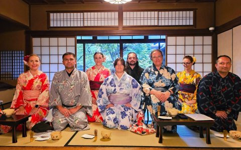 Japonia-z-DiscoverAsia-ceremonia-parzenia-herbaty-w-kimonach.jpg